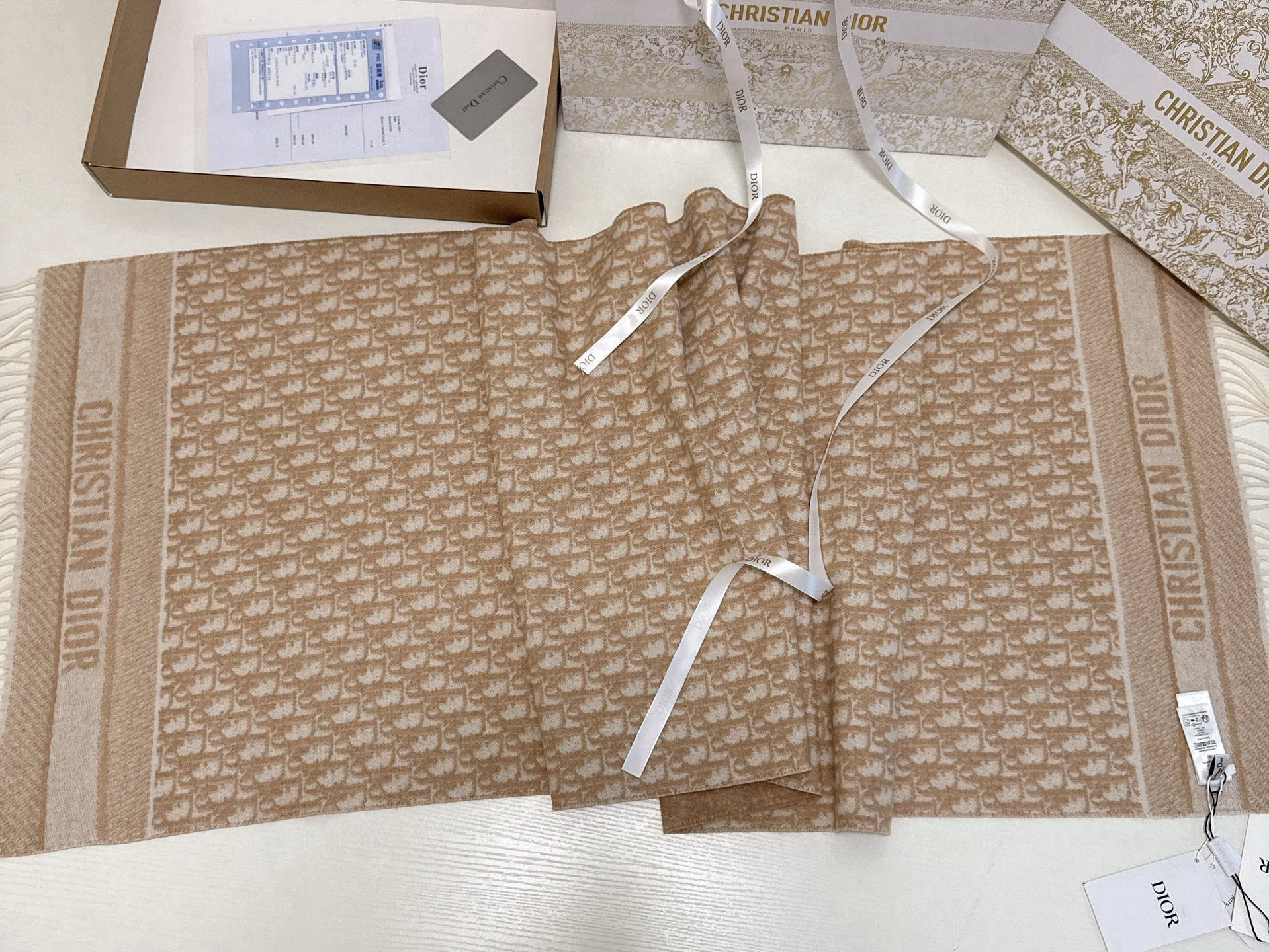 🆕【高版 · Dior双面流苏倾斜字母】这款 Oblique 印花围巾重新诠释 Dior 经典标识，彰显