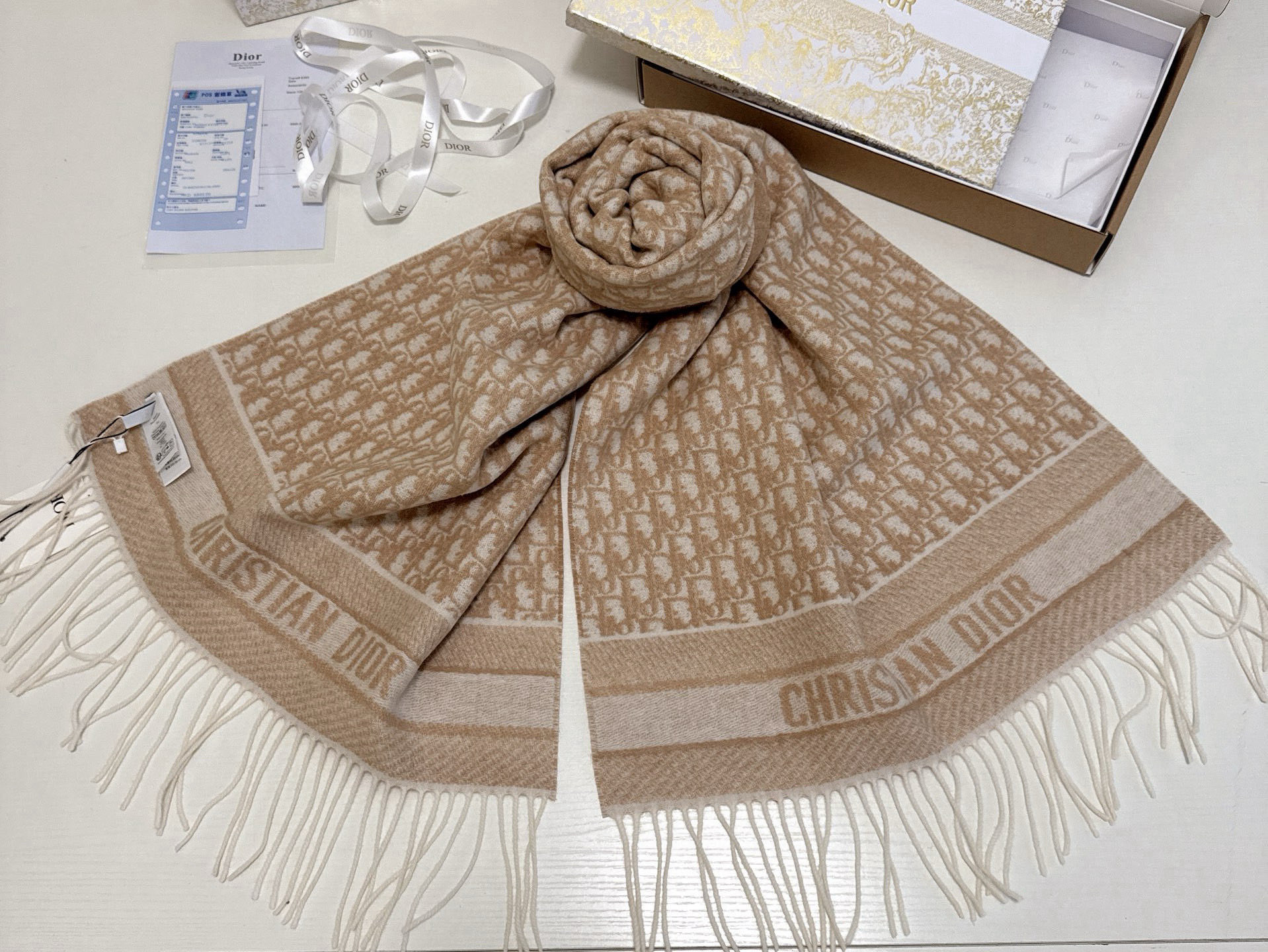 🆕【高版 · Dior双面流苏倾斜字母】这款 Oblique 印花围巾重新诠释 Dior 经典标识，彰显