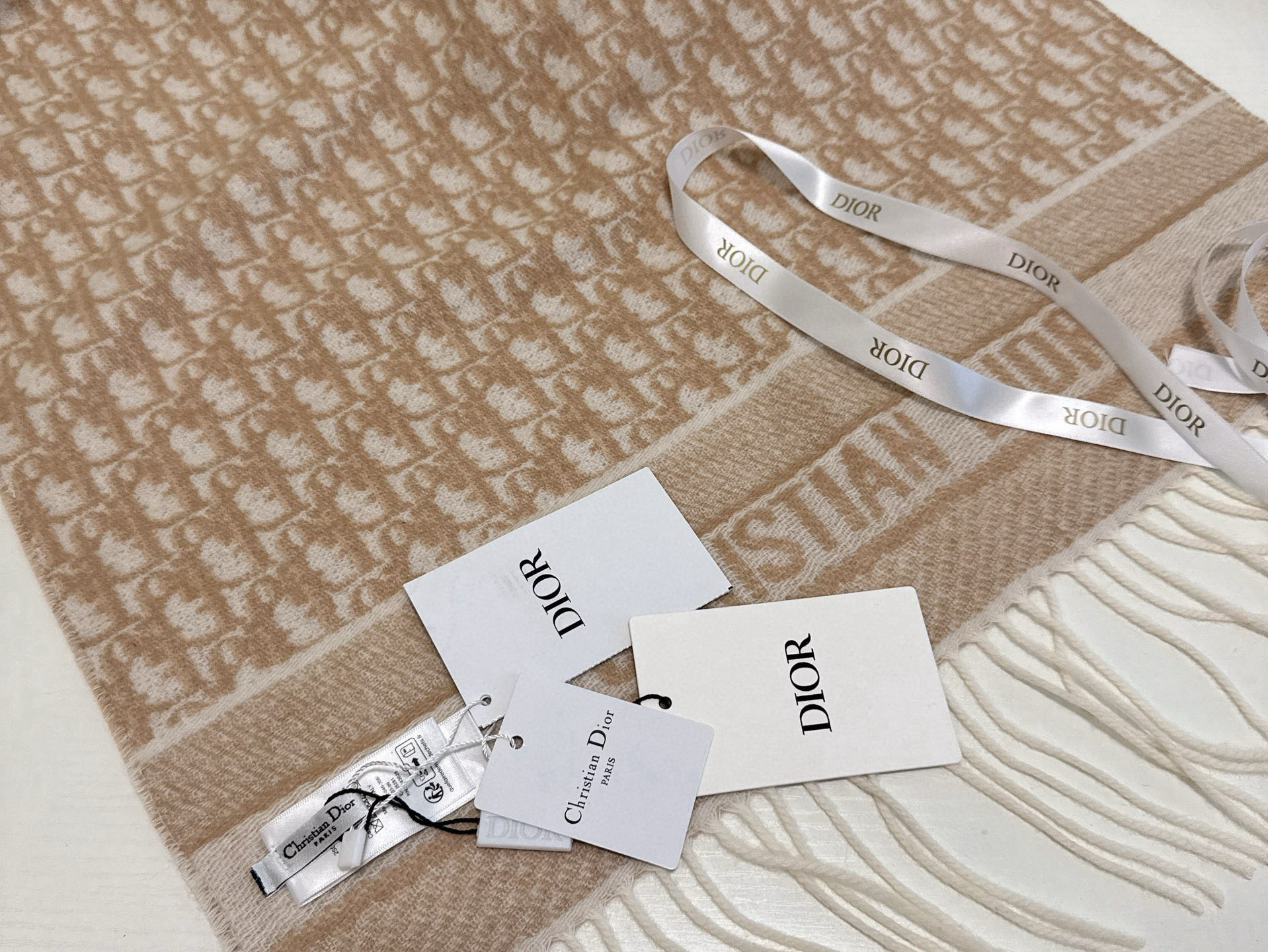 🆕【高版 · Dior双面流苏倾斜字母】这款 Oblique 印花围巾重新诠释 Dior 经典标识，彰显