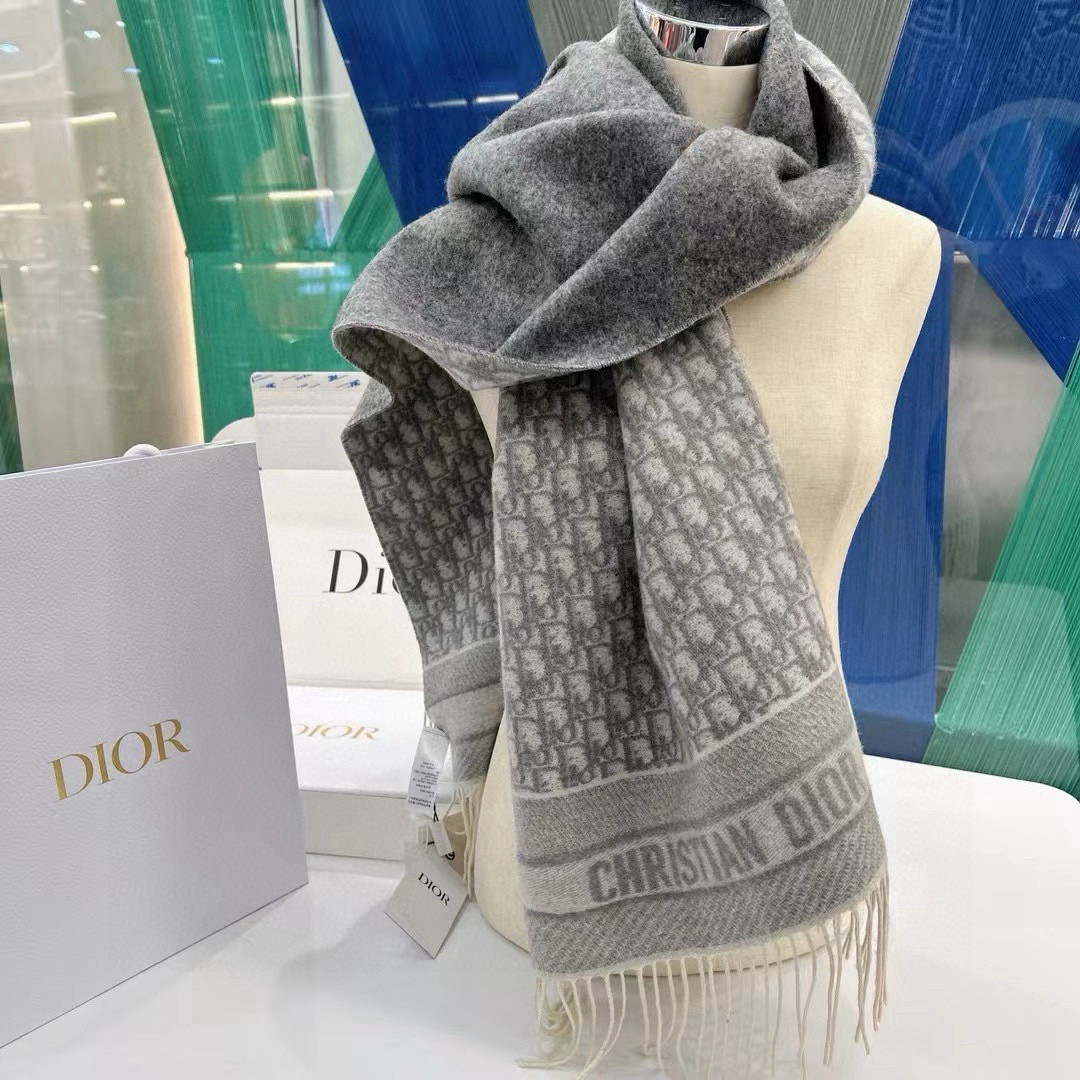 🆕【高版 · Dior双面流苏倾斜字母】这款 Oblique 印花围巾重新诠释 Dior 经典标识，彰显
