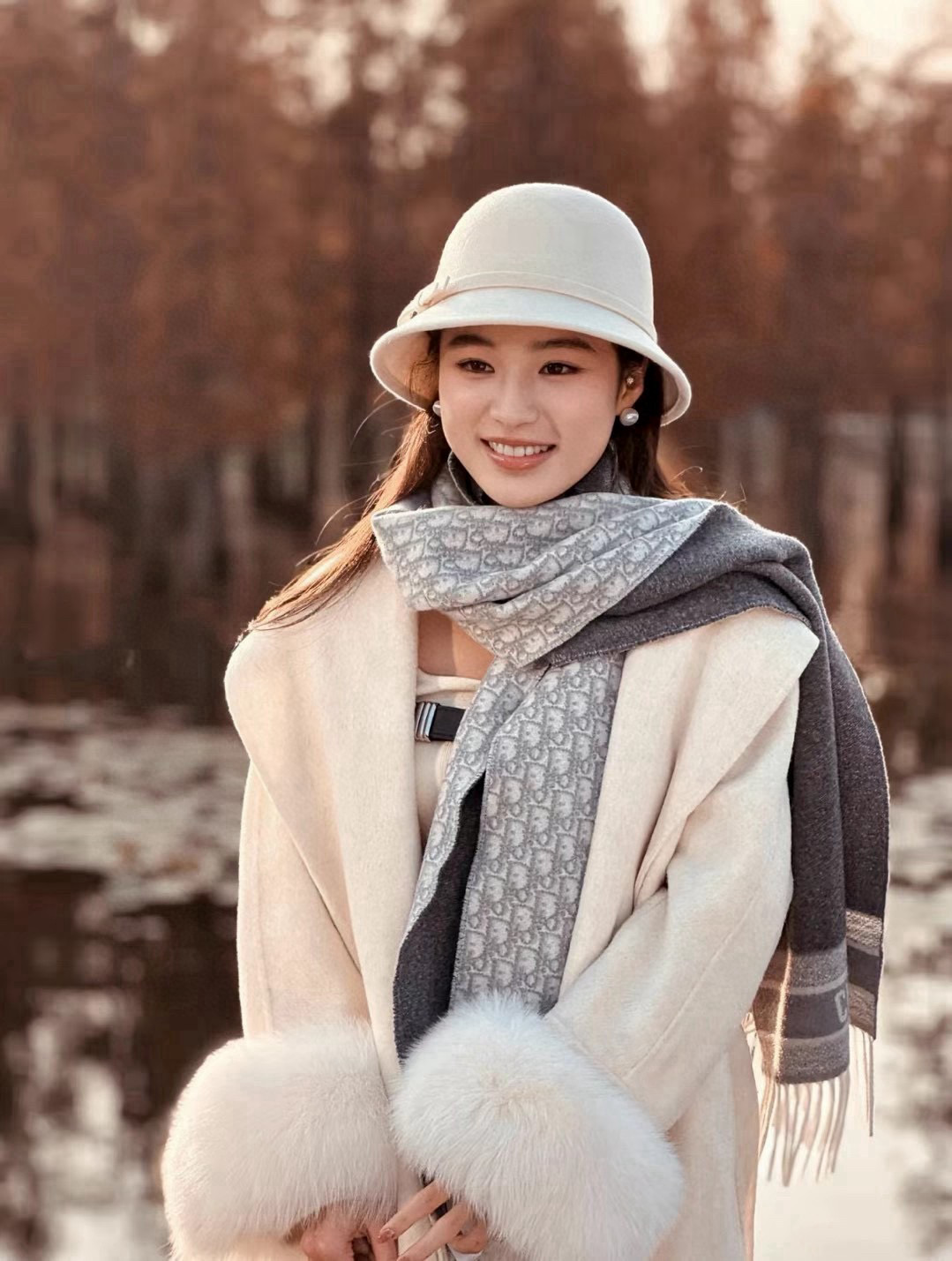 🆕【高版 · Dior双面流苏倾斜字母】这款 Oblique 印花围巾重新诠释 Dior 经典标识，彰显