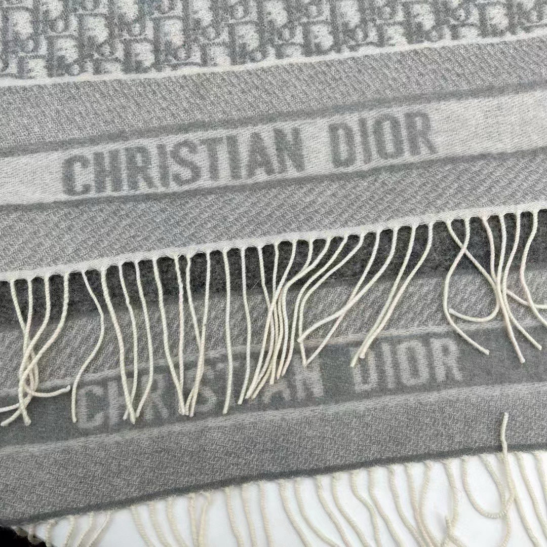 🆕【高版 · Dior双面流苏倾斜字母】这款 Oblique 印花围巾重新诠释 Dior 经典标识，彰显