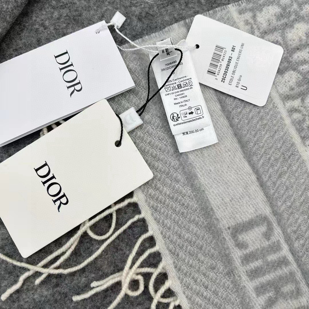 🆕【高版 · Dior双面流苏倾斜字母】这款 Oblique 印花围巾重新诠释 Dior 经典标识，彰显
