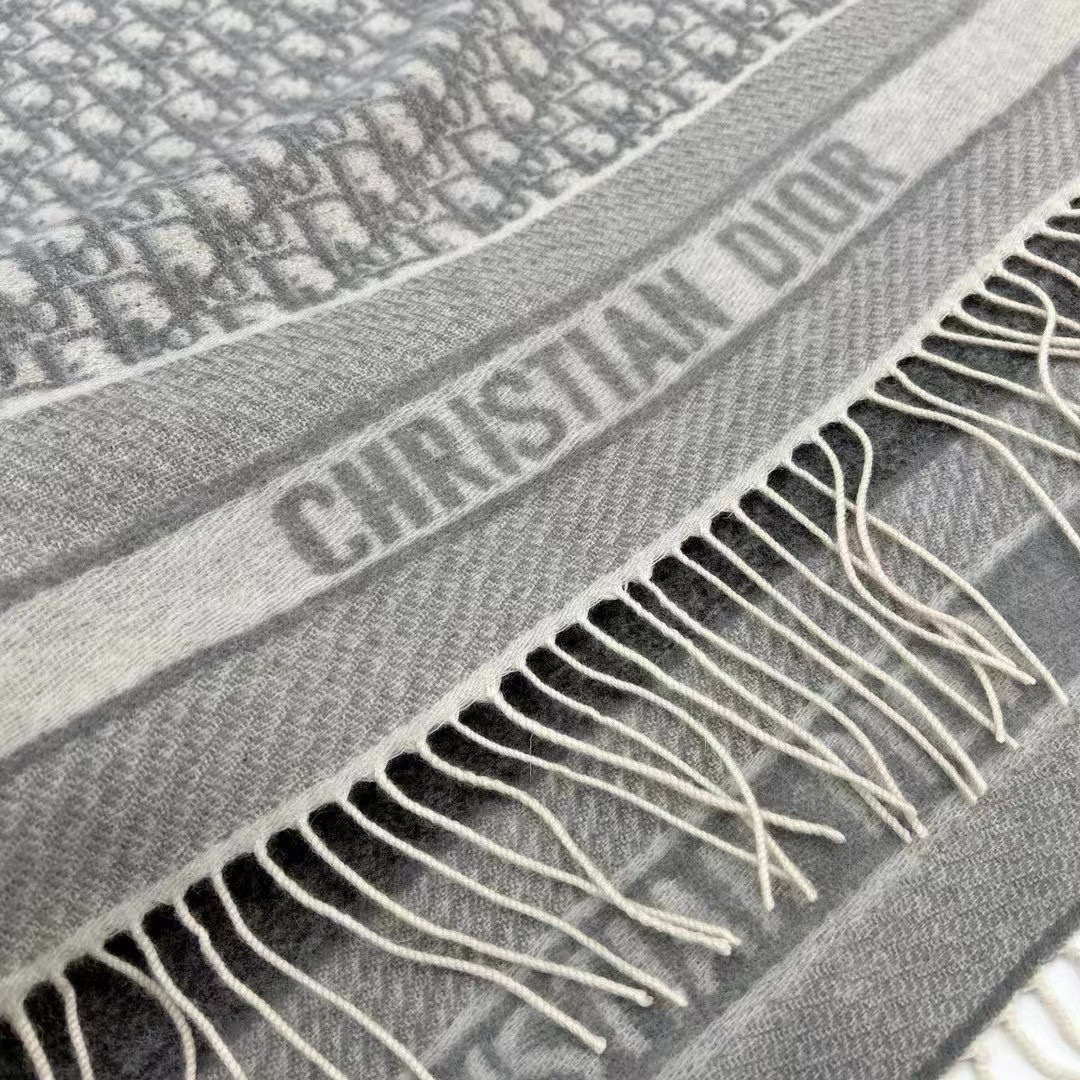 🆕【高版 · Dior双面流苏倾斜字母】这款 Oblique 印花围巾重新诠释 Dior 经典标识，彰显