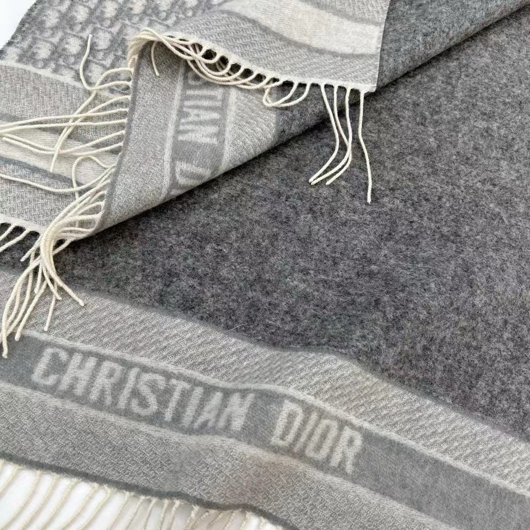 🆕【高版 · Dior双面流苏倾斜字母】这款 Oblique 印花围巾重新诠释 Dior 经典标识，彰显
