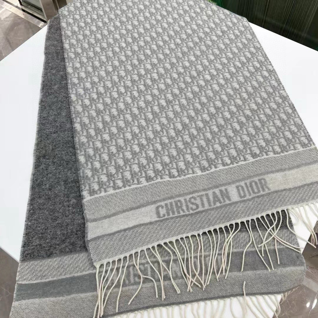 🆕【高版 · Dior双面流苏倾斜字母】这款 Oblique 印花围巾重新诠释 Dior 经典标识，彰显