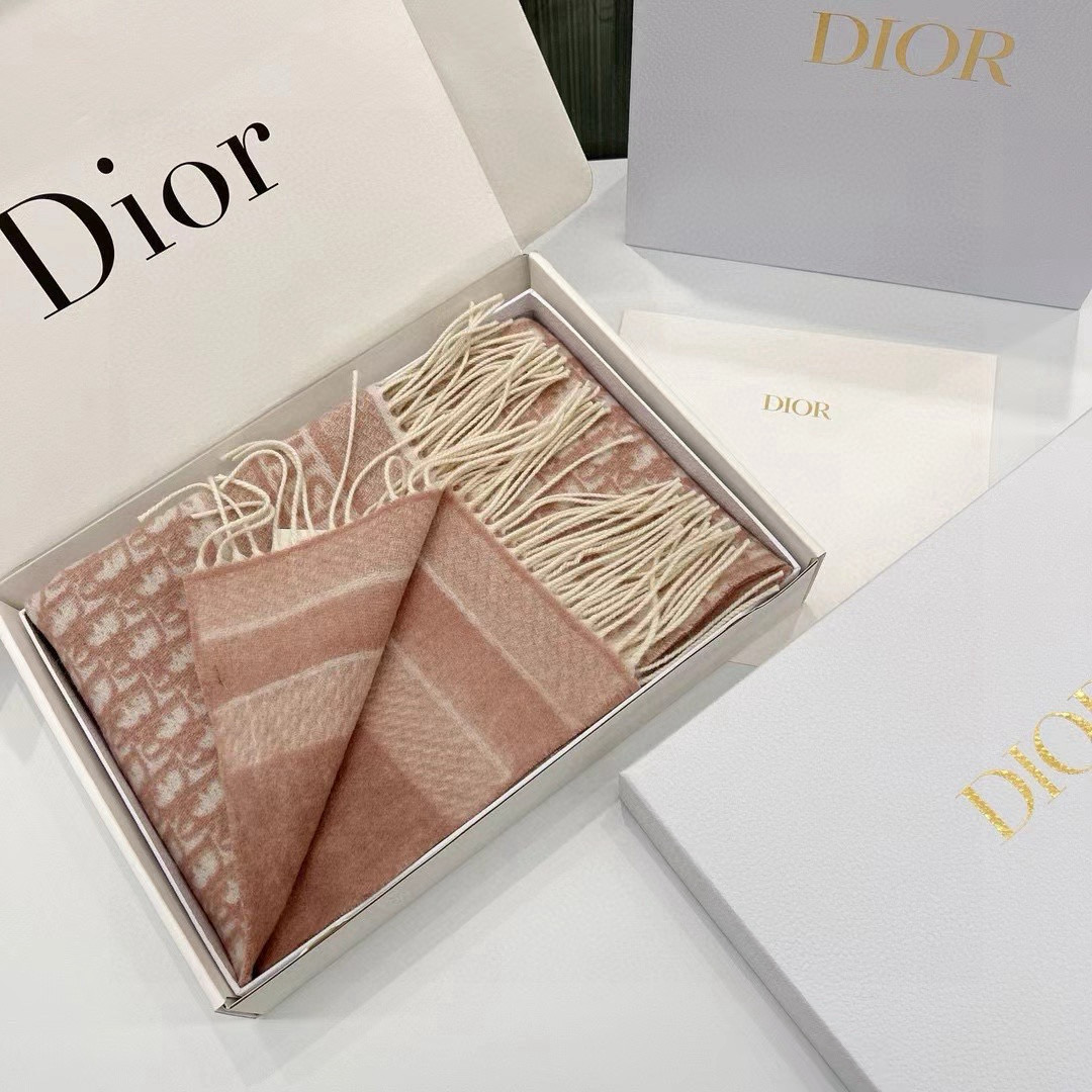 🆕【高版 · Dior双面流苏倾斜字母】这款 Oblique 印花围巾重新诠释 Dior 经典标识，彰显