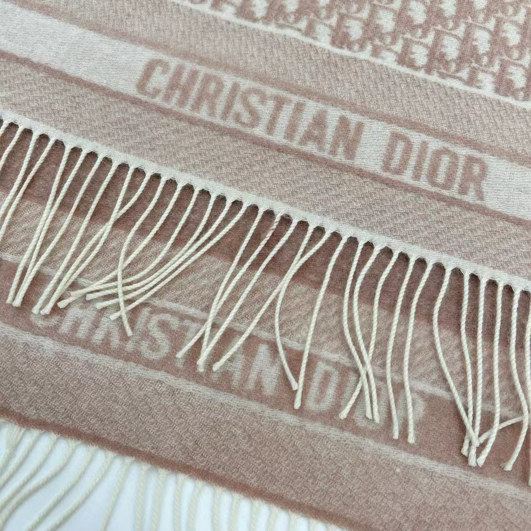 🆕【高版 · Dior双面流苏倾斜字母】这款 Oblique 印花围巾重新诠释 Dior 经典标识，彰显