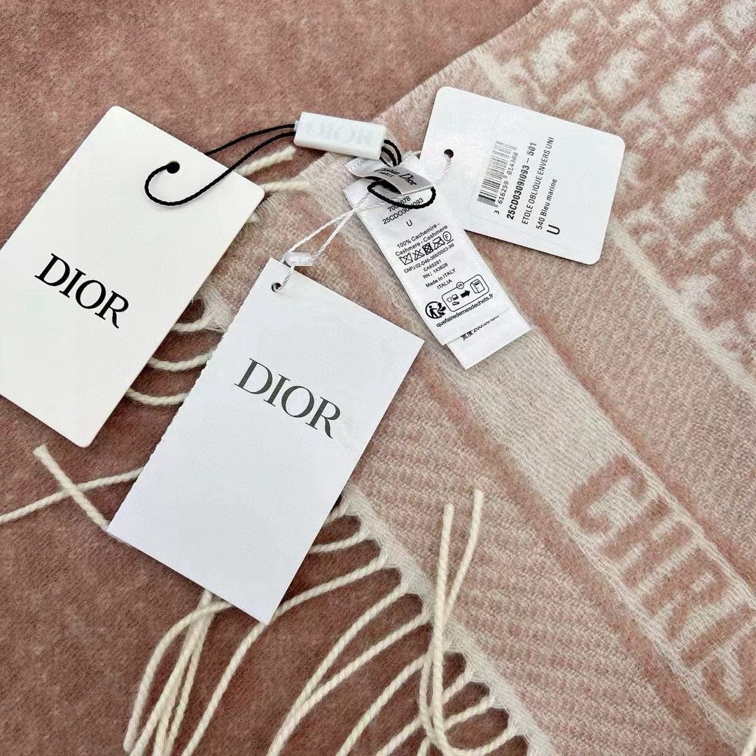 🆕【高版 · Dior双面流苏倾斜字母】这款 Oblique 印花围巾重新诠释 Dior 经典标识，彰显