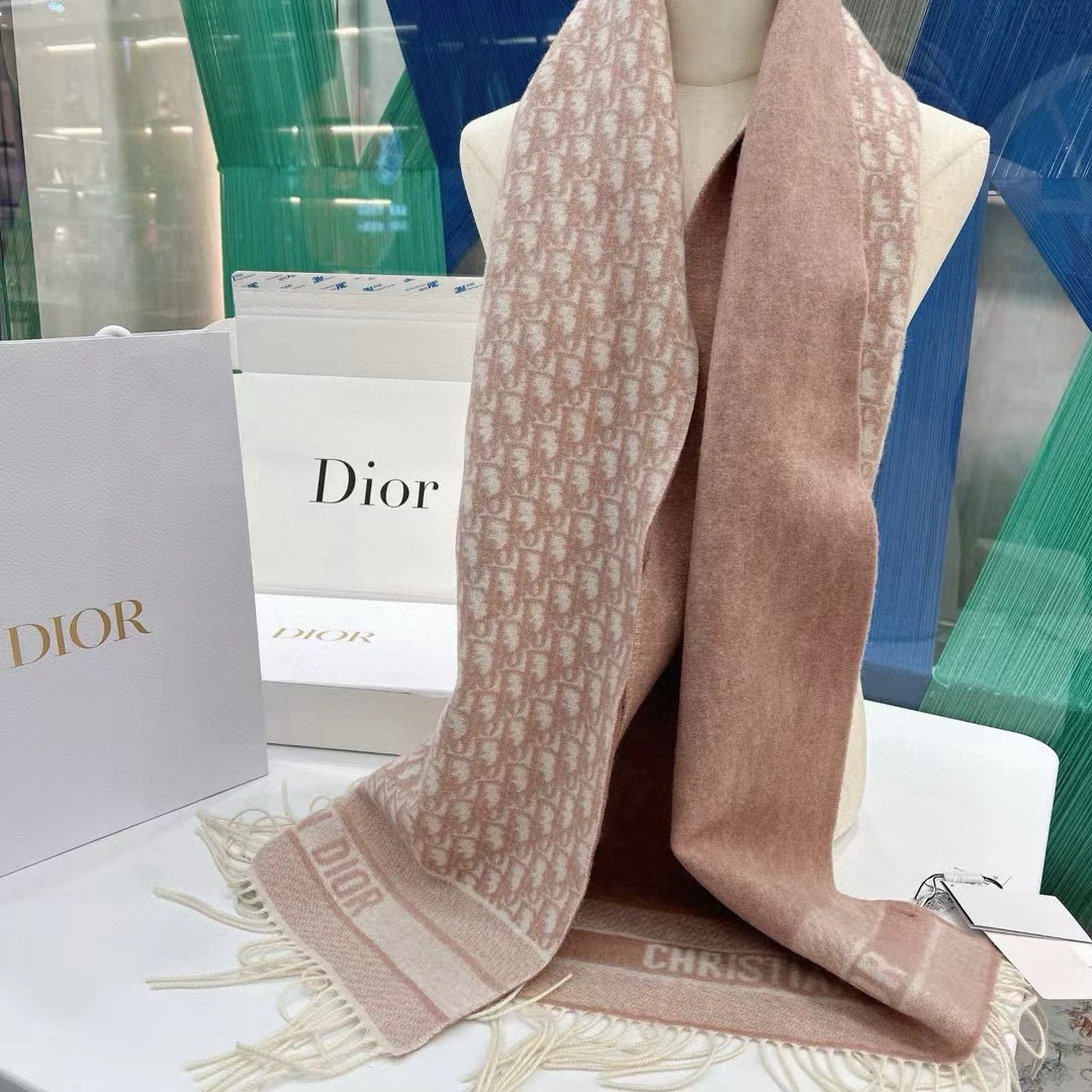 🆕【高版 · Dior双面流苏倾斜字母】这款 Oblique 印花围巾重新诠释 Dior 经典标识，彰显