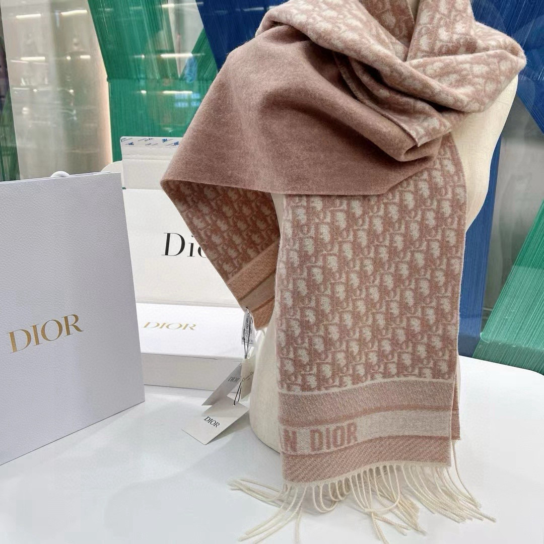 🆕【高版 · Dior双面流苏倾斜字母】这款 Oblique 印花围巾重新诠释 Dior 经典标识，彰显