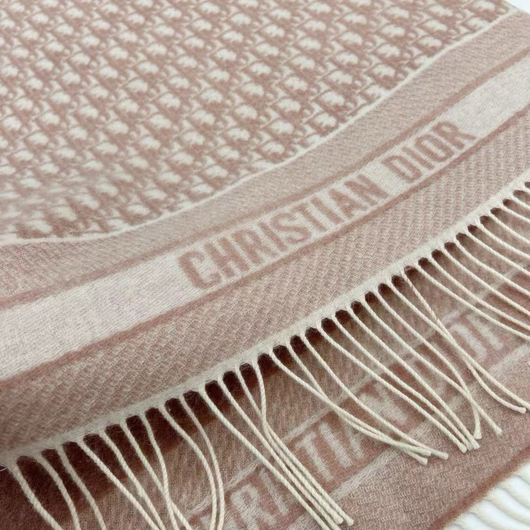 🆕【高版 · Dior双面流苏倾斜字母】这款 Oblique 印花围巾重新诠释 Dior 经典标识，彰显