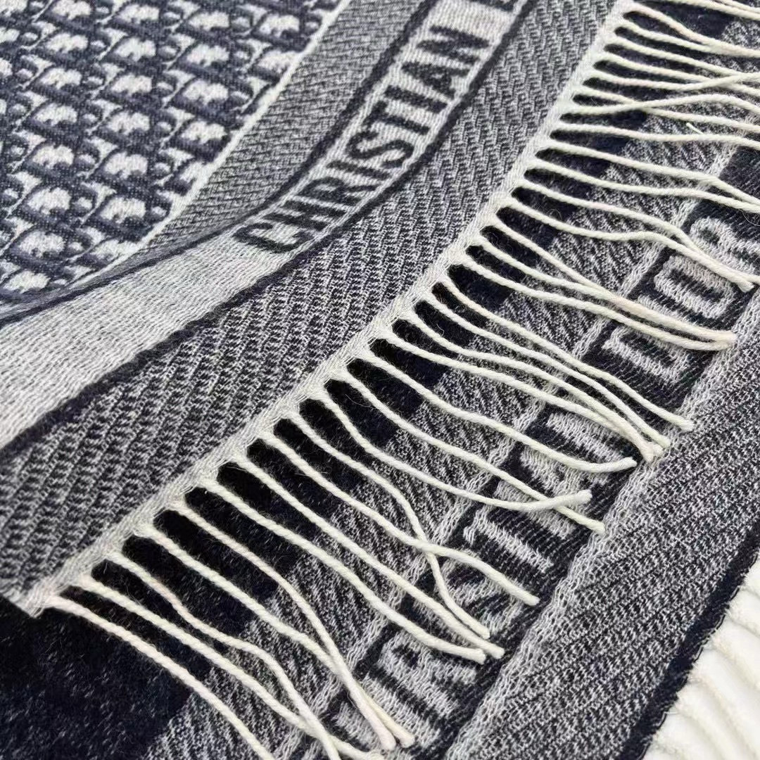 🆕【高版 · Dior双面流苏倾斜字母】这款 Oblique 印花围巾重新诠释 Dior 经典标识，彰显