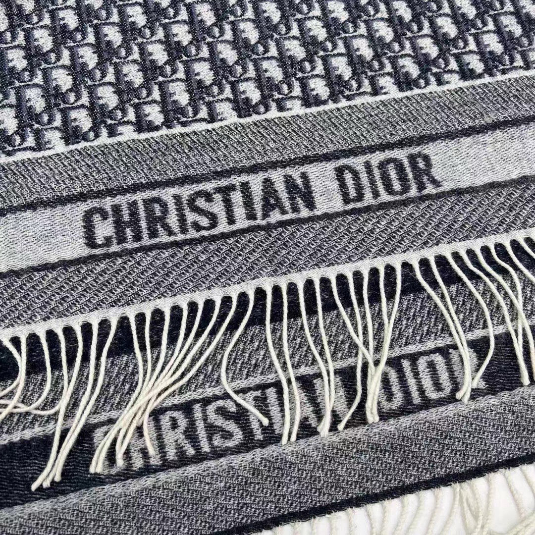 🆕【高版 · Dior双面流苏倾斜字母】这款 Oblique 印花围巾重新诠释 Dior 经典标识，彰显