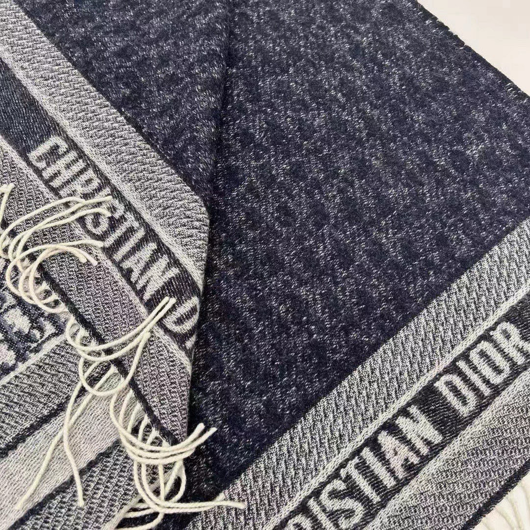 🆕【高版 · Dior双面流苏倾斜字母】这款 Oblique 印花围巾重新诠释 Dior 经典标识，彰显