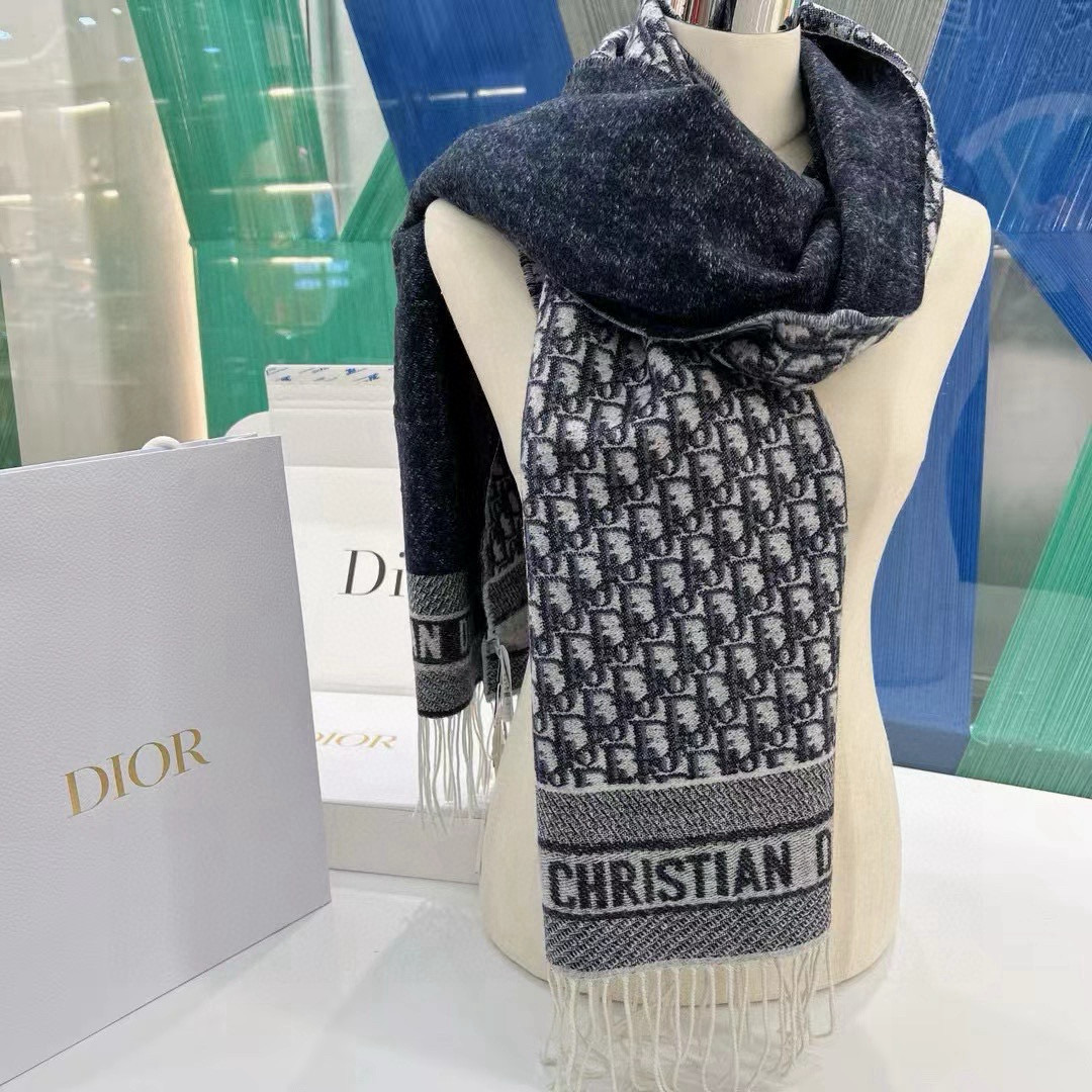 🆕【高版 · Dior双面流苏倾斜字母】这款 Oblique 印花围巾重新诠释 Dior 经典标识，彰显