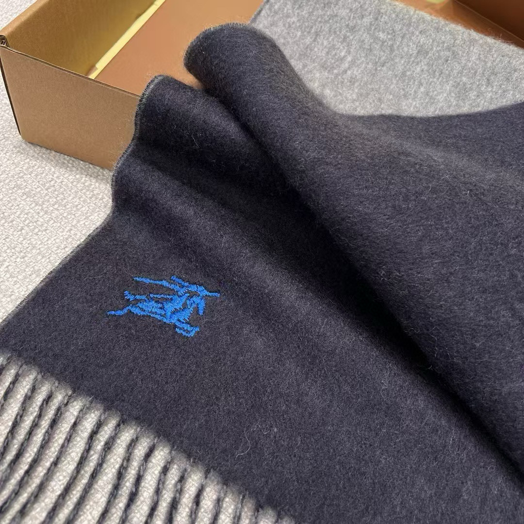 🆕𝐁𝐔𝐑𝐁𝐄𝐑𝐑𝐘 • 【双面素色刺绣长巾】官网同步上新❗️Size：168x30cm 100%绵羊毛慵