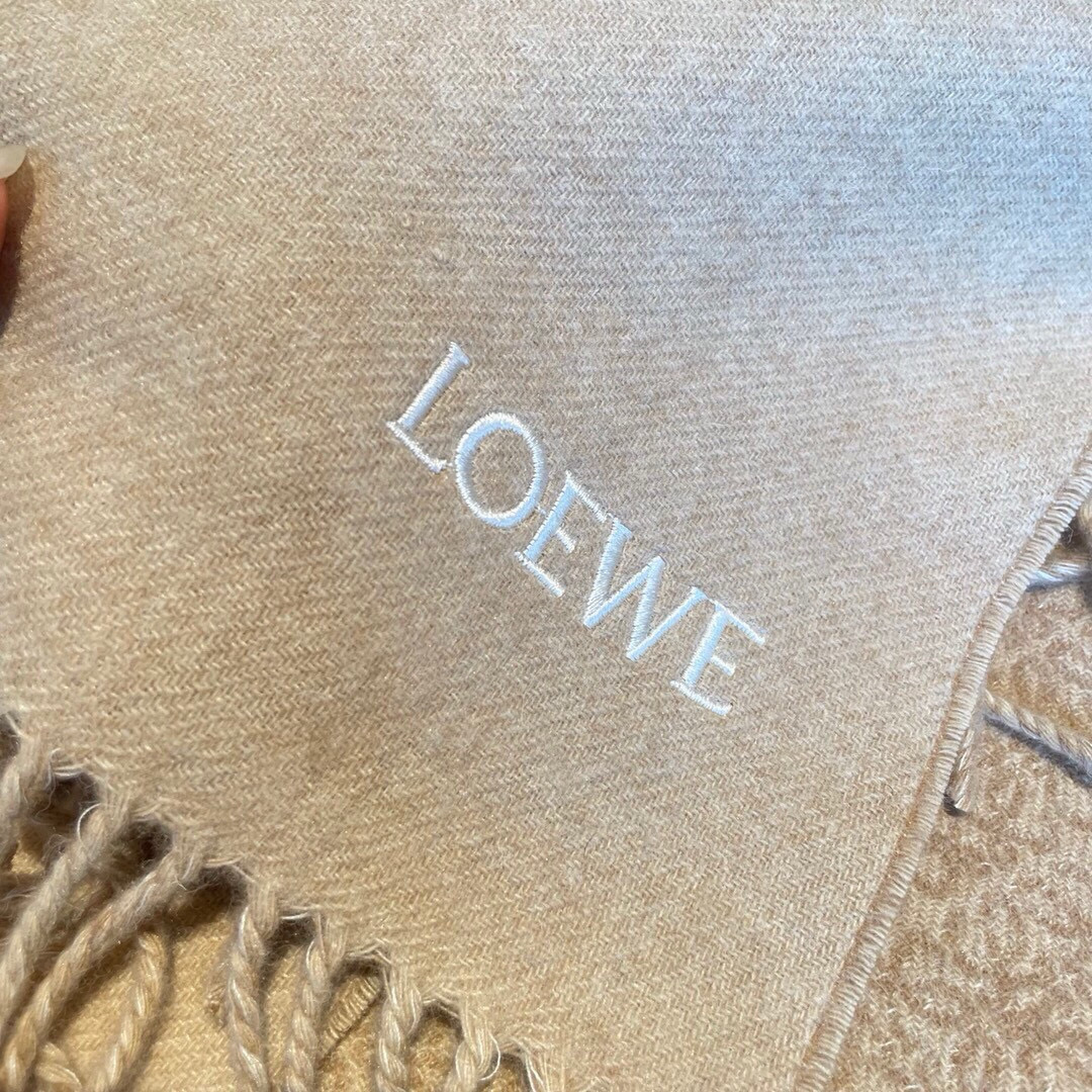 🆕LOEWE双面围巾，中克重双面羊毛和羊绒混纺围巾。全覆盖提花 Anagram流苏边缘角落饰有 LOEW