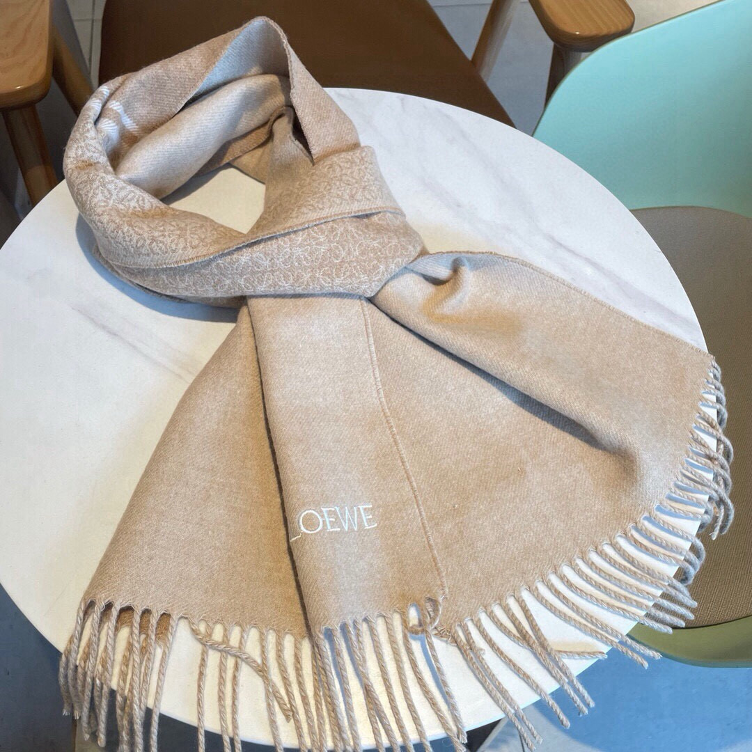 🆕LOEWE双面围巾，中克重双面羊毛和羊绒混纺围巾。全覆盖提花 Anagram流苏边缘角落饰有 LOEW