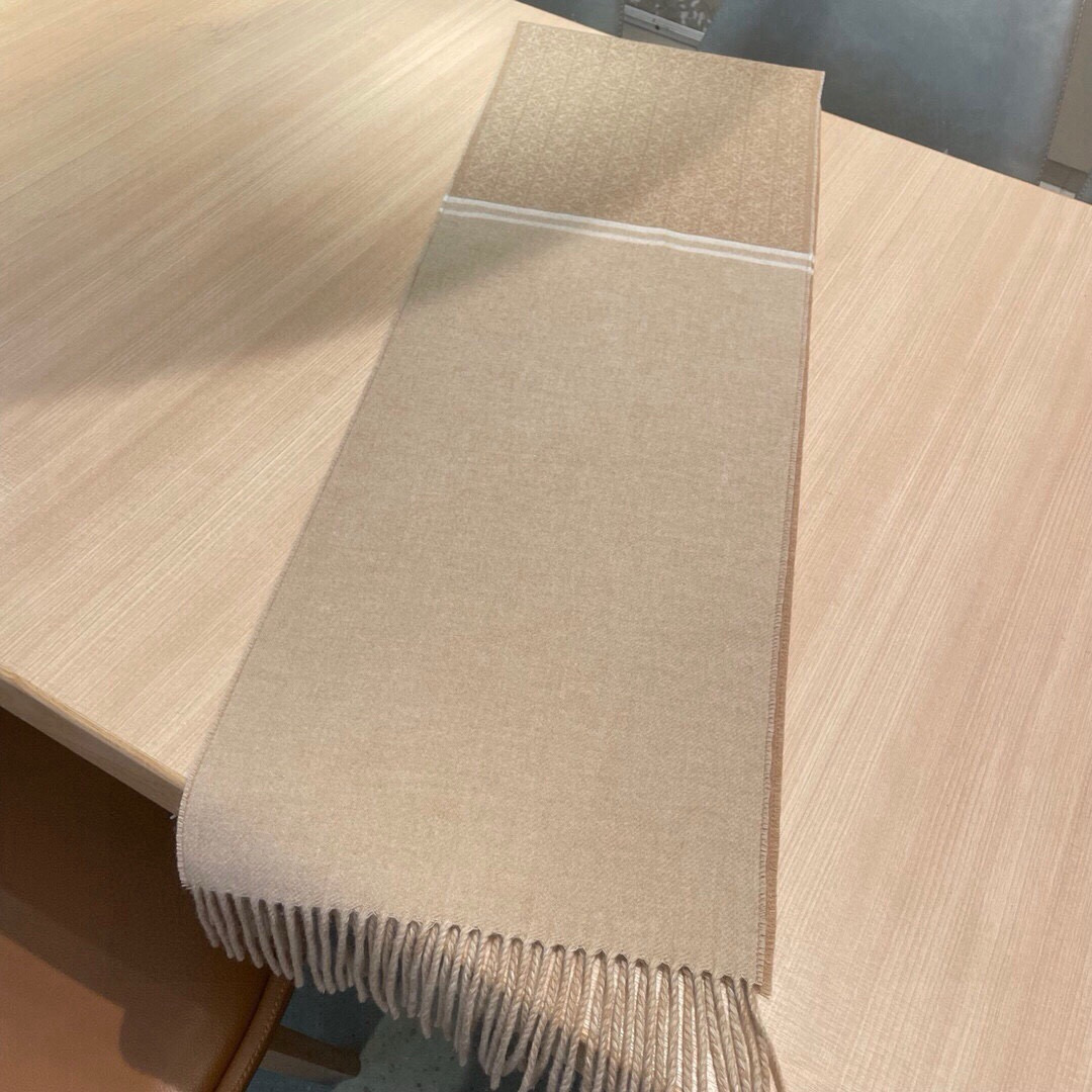 🆕LOEWE双面围巾，中克重双面羊毛和羊绒混纺围巾。全覆盖提花 Anagram流苏边缘角落饰有 LOEW