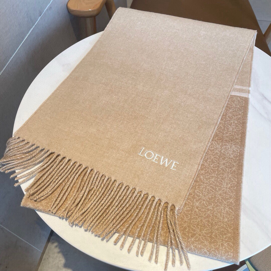 🆕LOEWE双面围巾，中克重双面羊毛和羊绒混纺围巾。全覆盖提花 Anagram流苏边缘角落饰有 LOEW