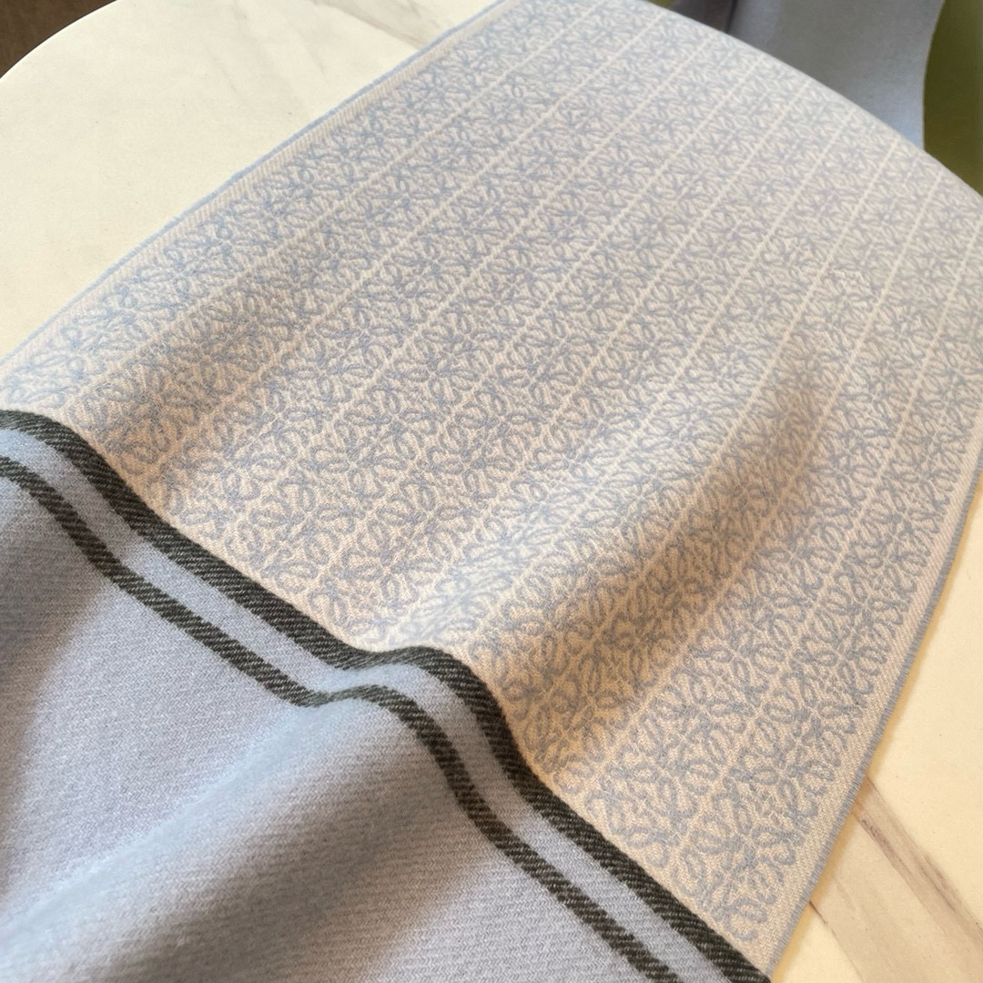 🆕LOEWE双面围巾，中克重双面羊毛和羊绒混纺围巾。全覆盖提花 Anagram流苏边缘角落饰有 LOEW