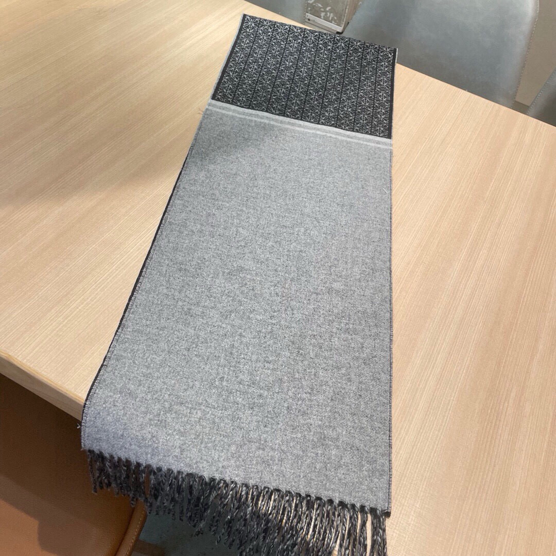 🆕LOEWE双面围巾，中克重双面羊毛和羊绒混纺围巾。全覆盖提花 Anagram流苏边缘角落饰有 LOEW