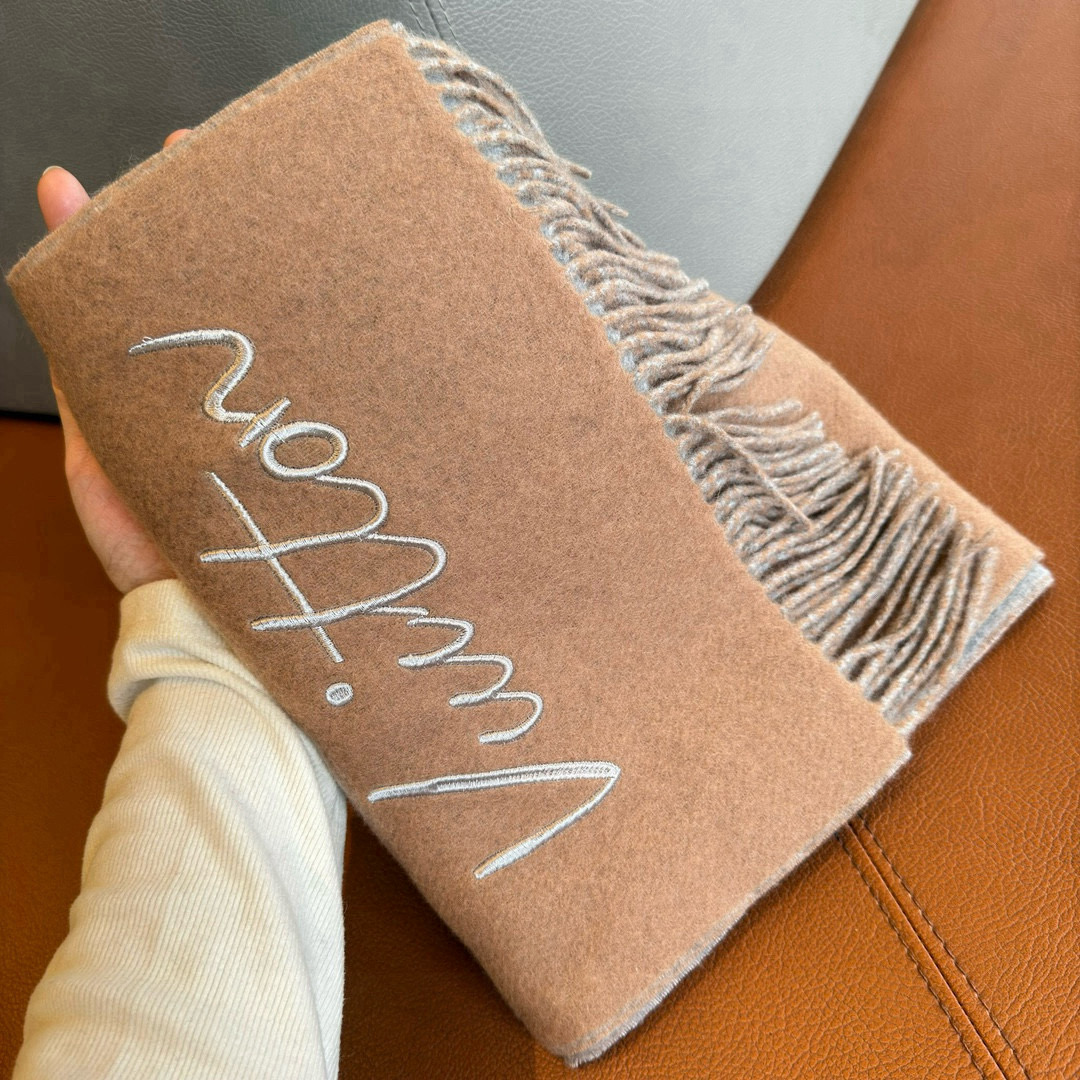 🆕LV大驴家新款双面围巾，独家首发，围巾取材绵羊毛，以拉绒处理营造舒适暖意。手写体路易威登字母标识点睛一