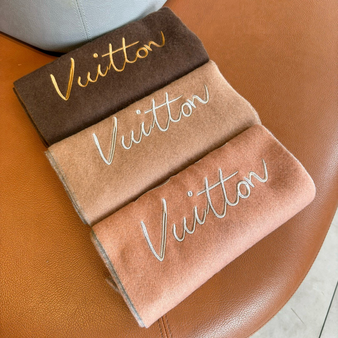 🆕LV大驴家新款双面围巾，独家首发，围巾取材绵羊毛，以拉绒处理营造舒适暖意。手写体路易威登字母标识点睛一