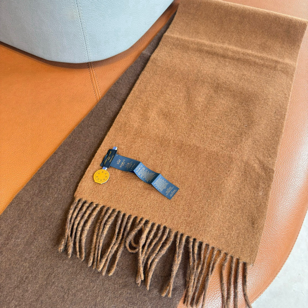 🆕LV大驴家新款双面围巾，独家首发，围巾取材绵羊毛，以拉绒处理营造舒适暖意。手写体路易威登字母标识点睛一