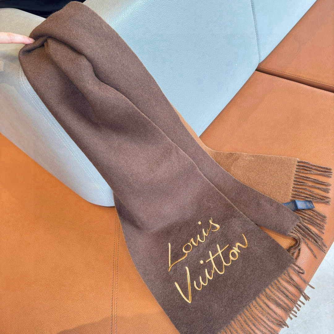 🆕LV大驴家新款双面围巾，独家首发，围巾取材绵羊毛，以拉绒处理营造舒适暖意。手写体路易威登字母标识点睛一