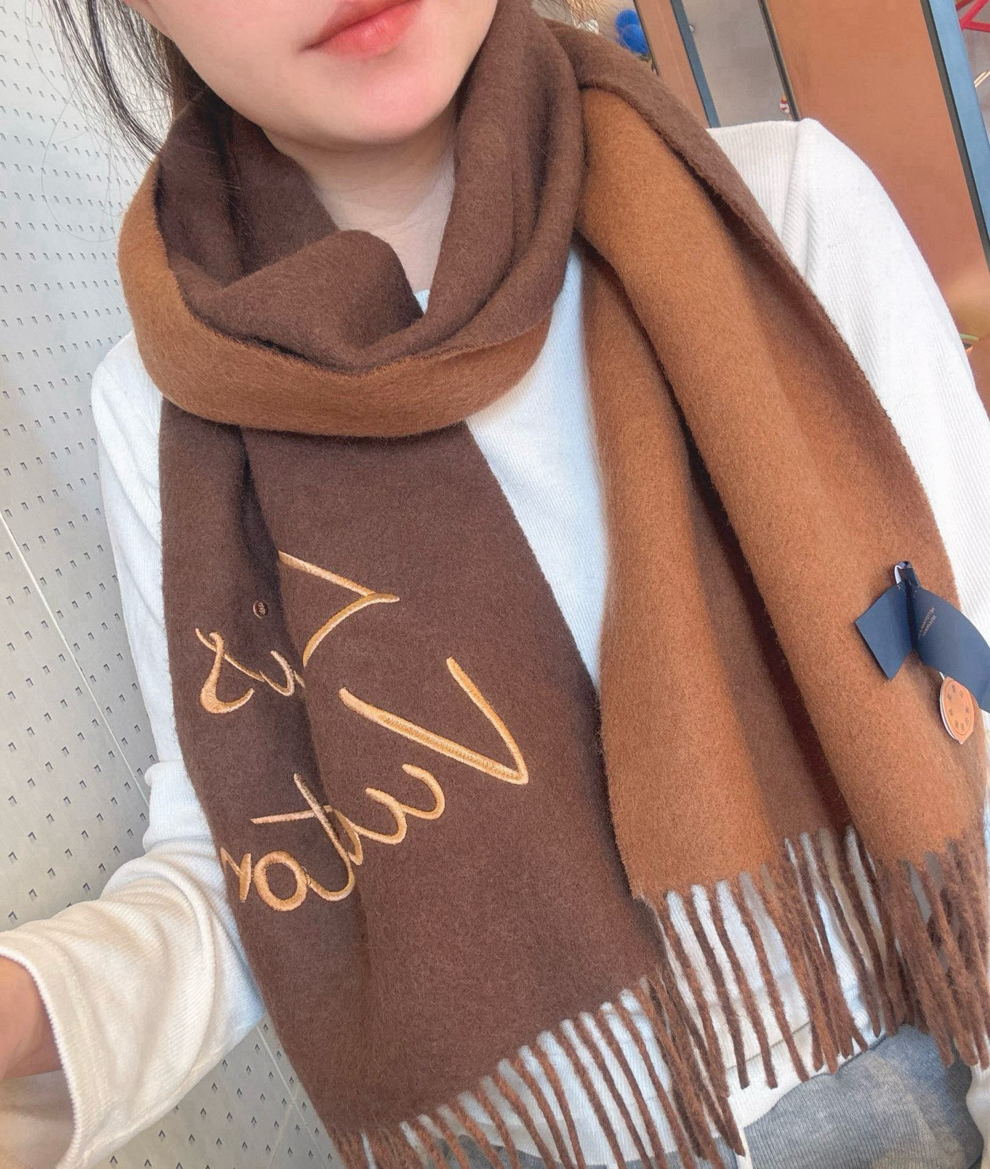 🆕LV大驴家新款双面围巾，独家首发，围巾取材绵羊毛，以拉绒处理营造舒适暖意。手写体路易威登字母标识点睛一