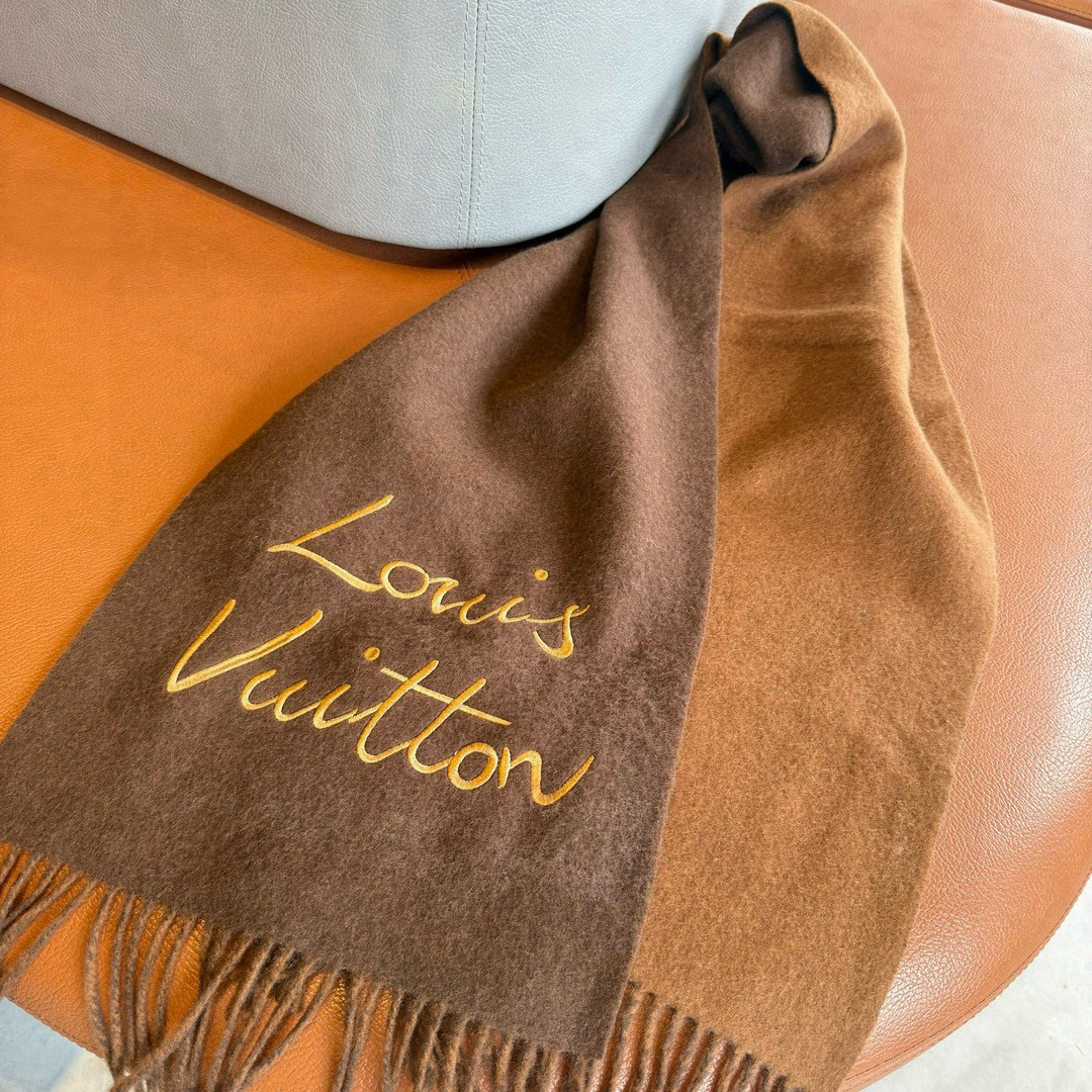 🆕LV大驴家新款双面围巾，独家首发，围巾取材绵羊毛，以拉绒处理营造舒适暖意。手写体路易威登字母标识点睛一