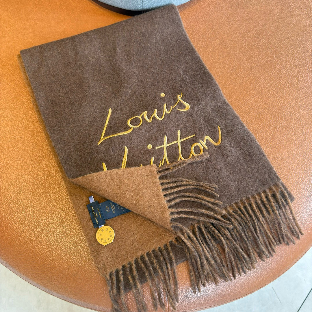 🆕LV大驴家新款双面围巾，独家首发，围巾取材绵羊毛，以拉绒处理营造舒适暖意。手写体路易威登字母标识点睛一