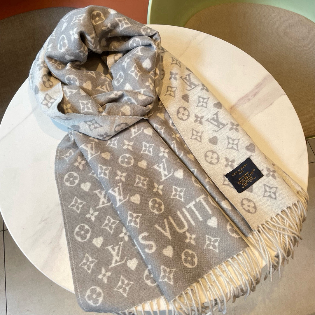 🆕大驴家经典小Logo满桃心款限定系列羊绒围巾◎满满的小桃心超级无敌小可爱，❤️既俏皮又温柔，经典黑灰和