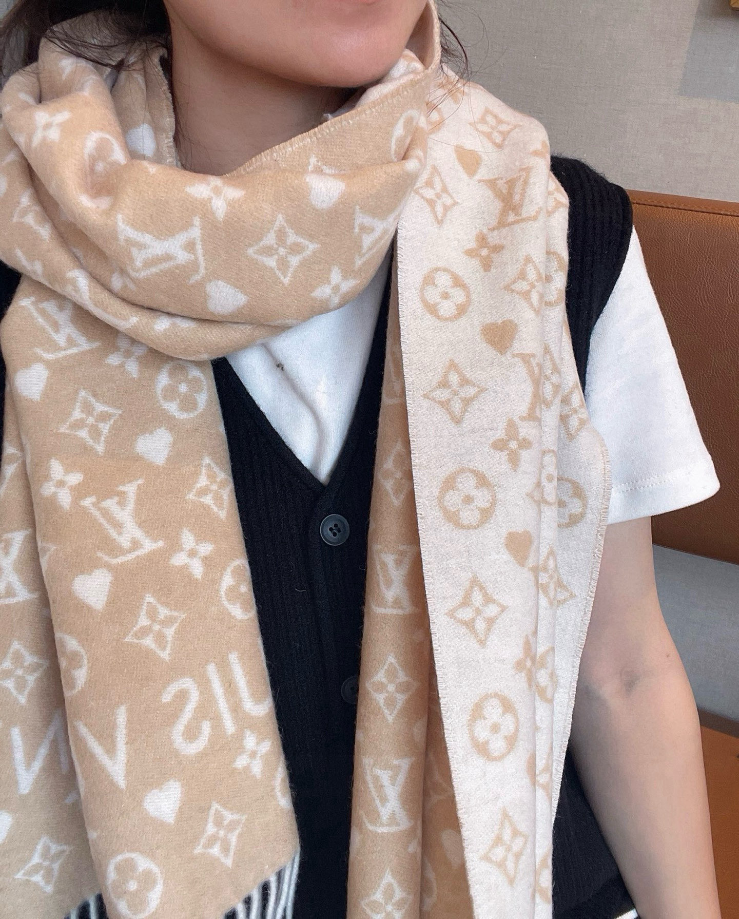 🆕大驴家经典小Logo满桃心款限定系列羊绒围巾◎满满的小桃心超级无敌小可爱，❤️既俏皮又温柔，经典黑灰和