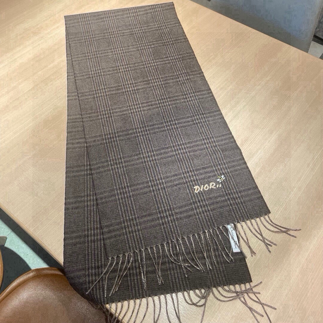 🆕D家尾单❗️非常正的男士围巾‼️大气简约，超级好看的男神配色，任何男生都会喜欢的款吧，D家字母标志加🐝