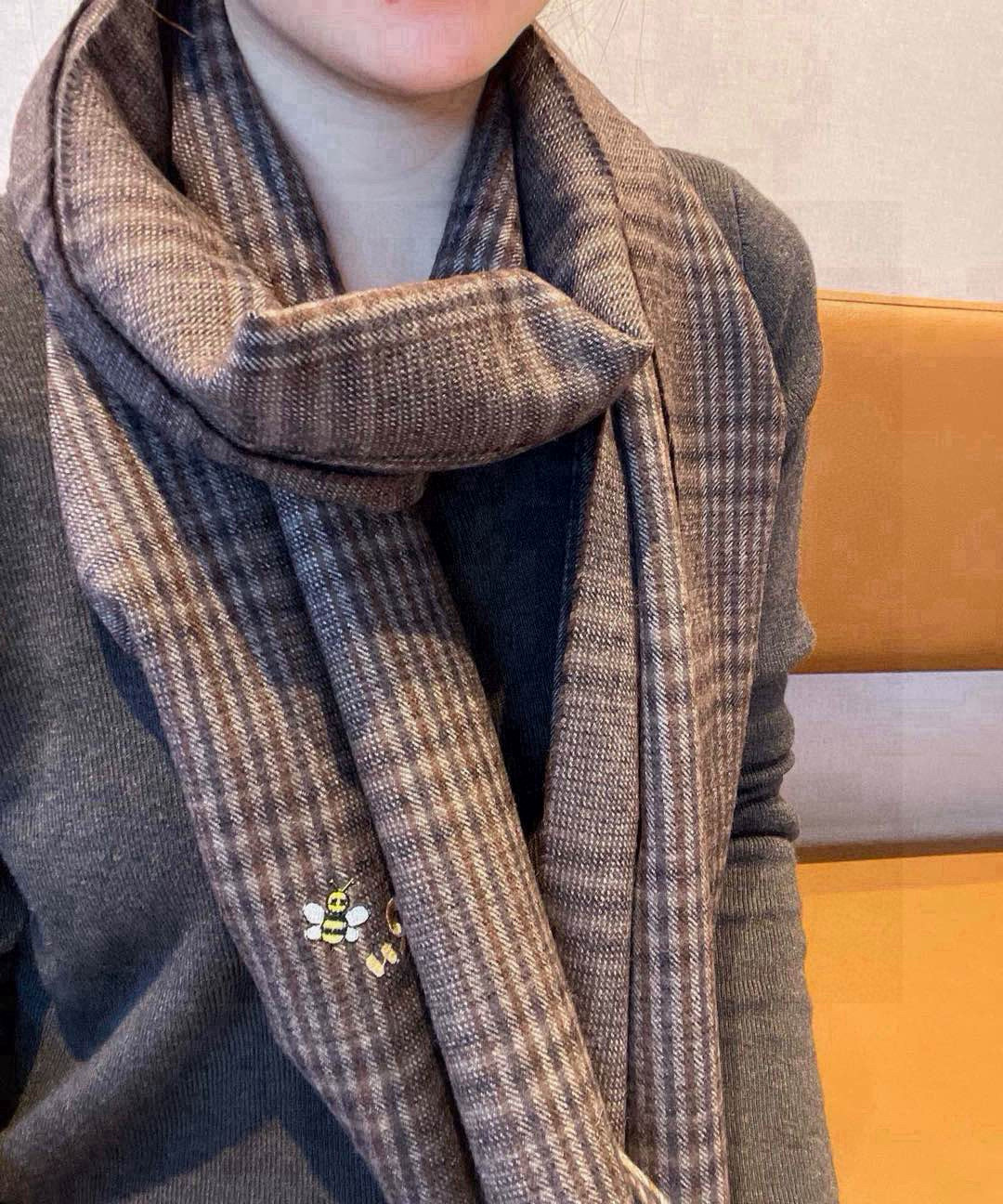 🆕D家尾单❗️非常正的男士围巾‼️大气简约，超级好看的男神配色，任何男生都会喜欢的款吧，D家字母标志加🐝