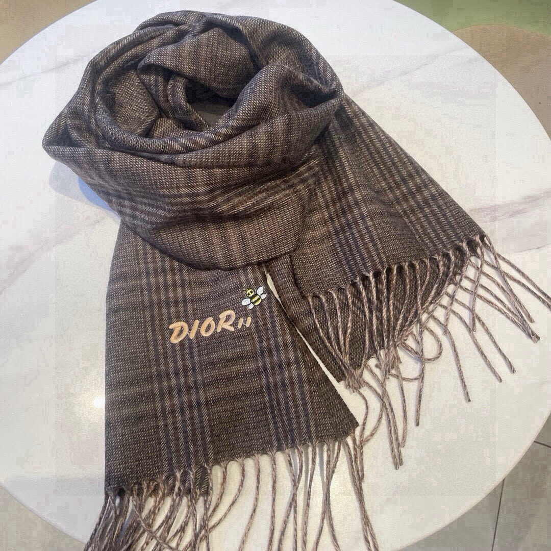 🆕D家尾单❗️非常正的男士围巾‼️大气简约，超级好看的男神配色，任何男生都会喜欢的款吧，D家字母标志加🐝