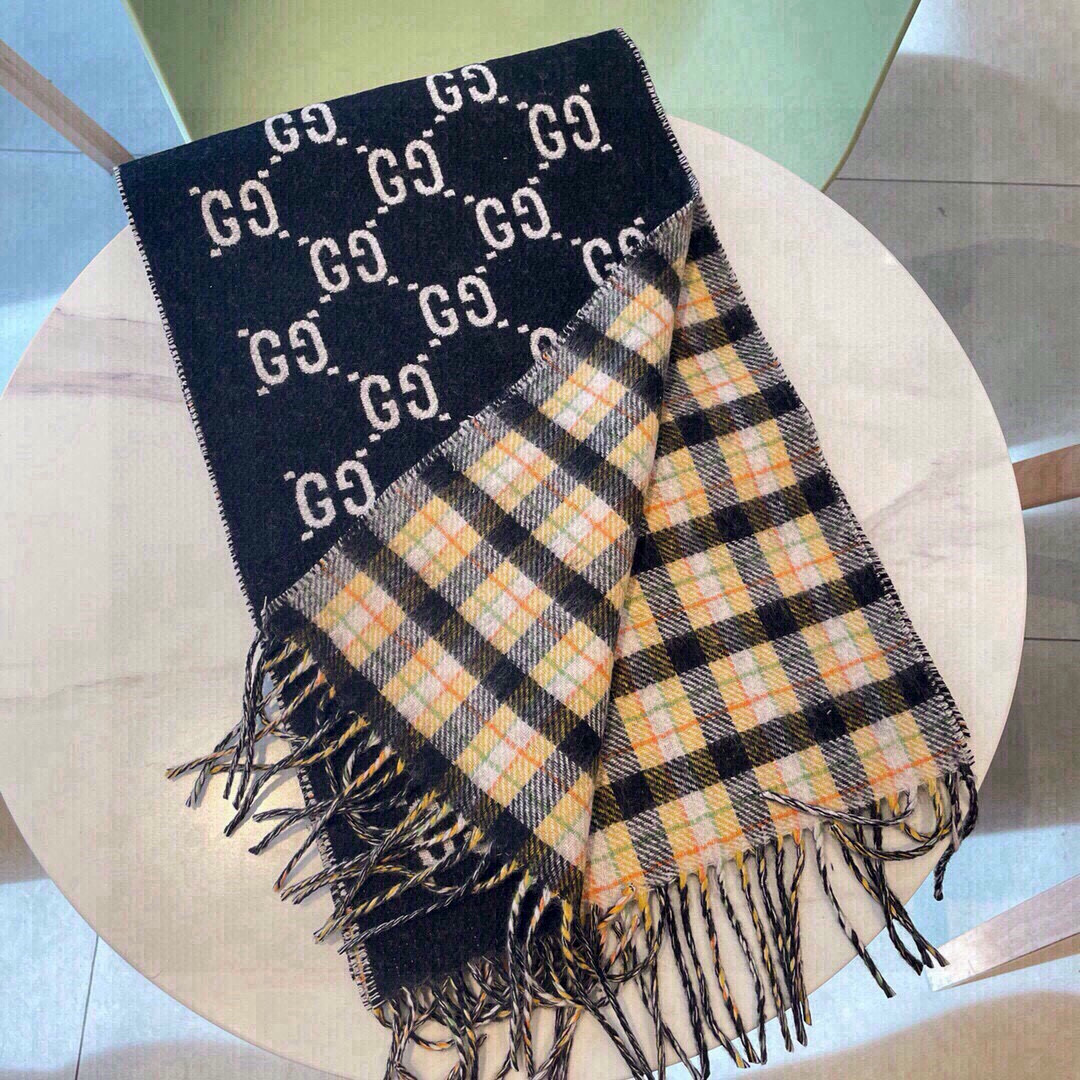 🆕Gucci最新款双面围巾，男女同款，双面两用风格，一条围巾上能看到6组颜色，完完全全不同风格，买一条相