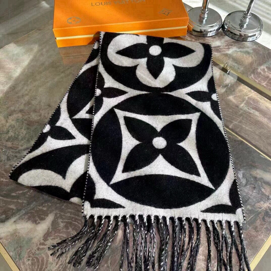 🆕秋冬新款大驴家Medallion 围巾，以大号经典字母和 Monogram 花卉彰显品牌格调，再以纤长
