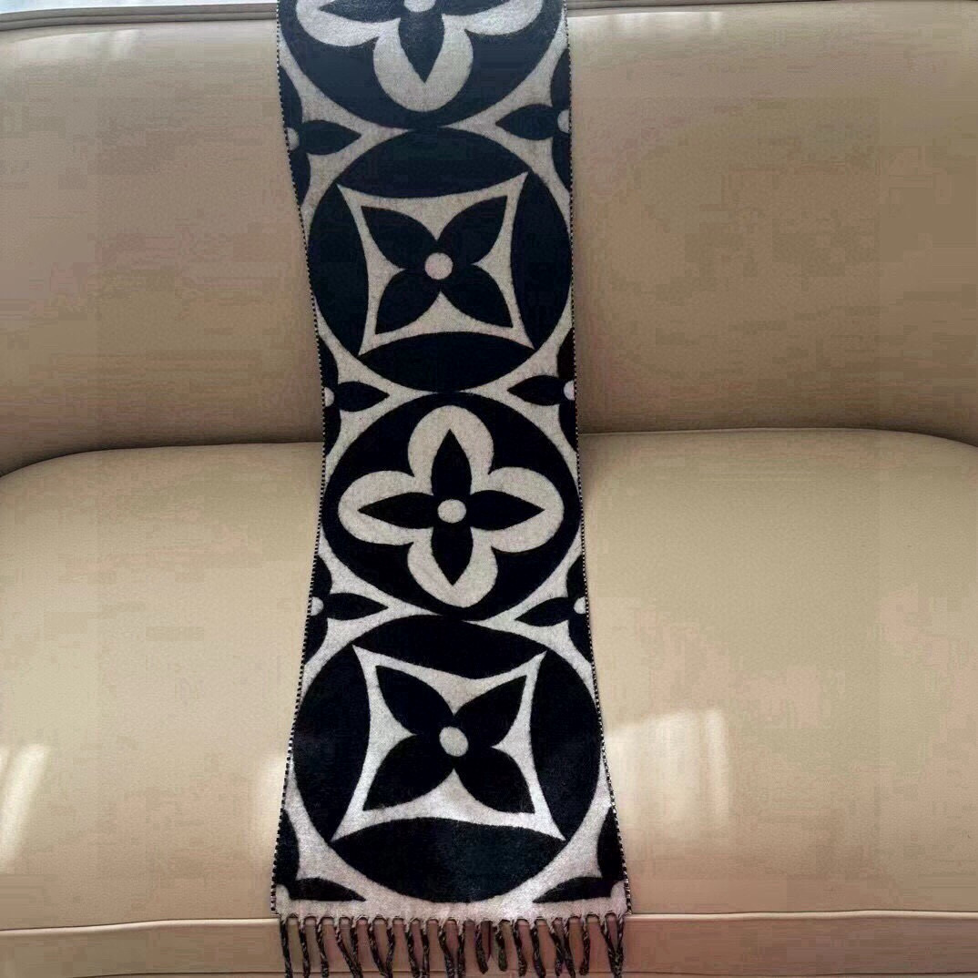 🆕秋冬新款大驴家Medallion 围巾，以大号经典字母和 Monogram 花卉彰显品牌格调，再以纤长