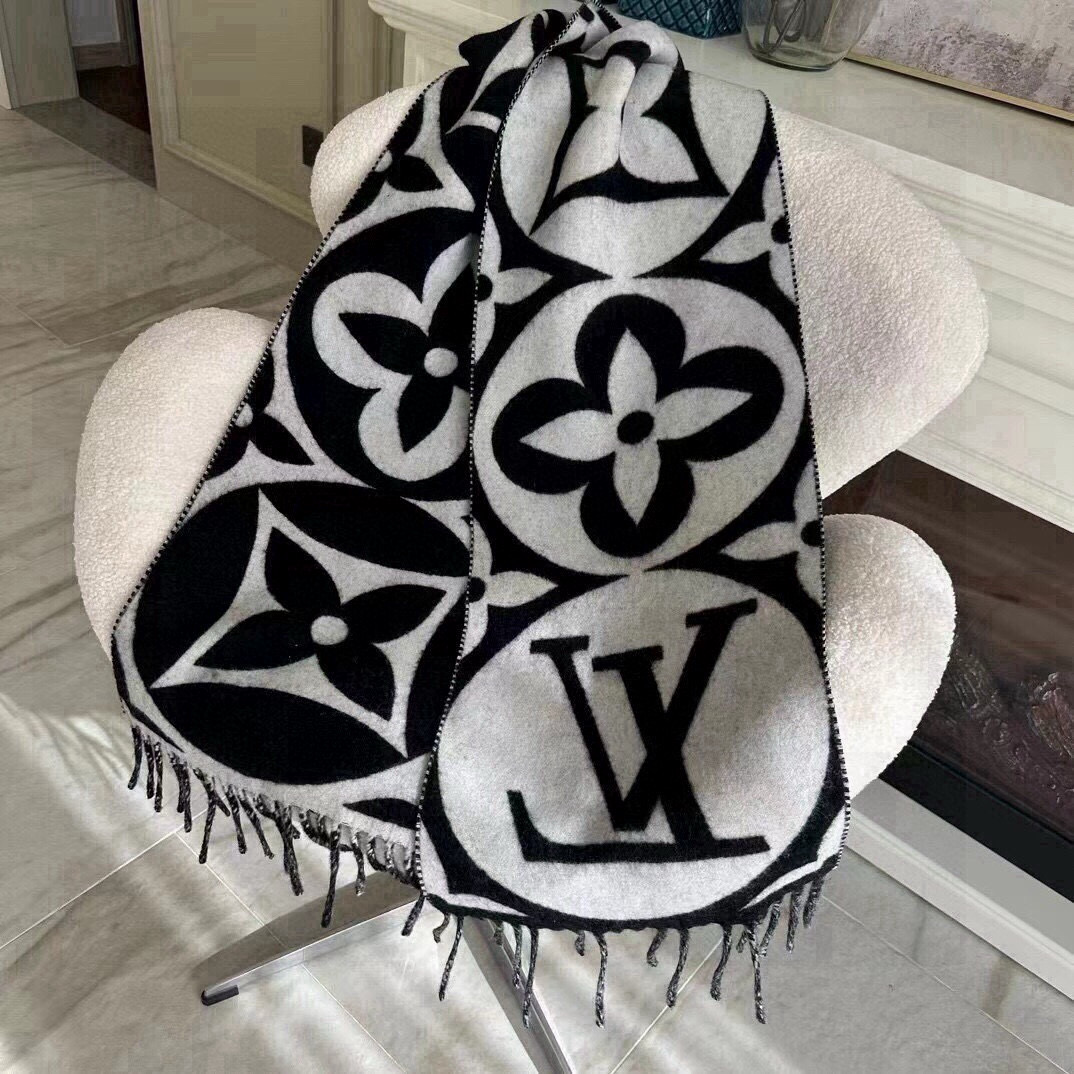 🆕秋冬新款大驴家Medallion 围巾，以大号经典字母和 Monogram 花卉彰显品牌格调，再以纤长