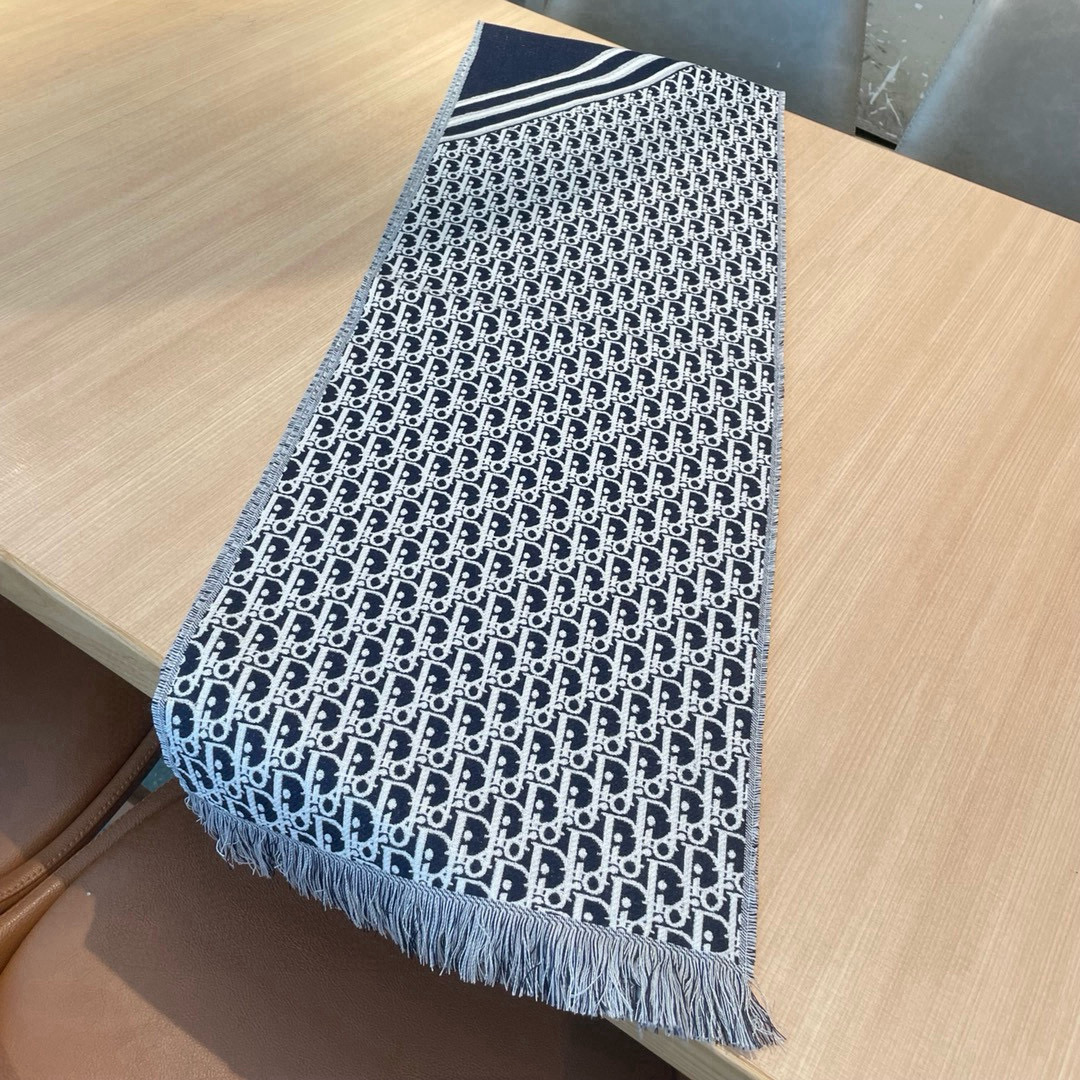 🆕Dior官网最新款双面围巾❗️男女士的福利 超温柔洋气的双面设计❗️感觉这个比以往的设计都更显年轻更显