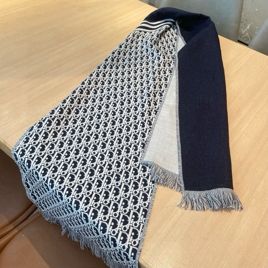 🆕Dior官网最新款双面围巾❗️男女士的福利 超温柔洋气的双面设计❗️感觉这个比以往的设计都更显年轻更显