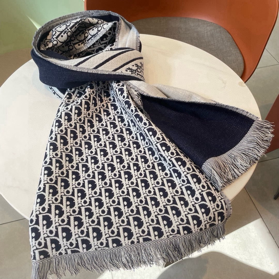 🆕Dior官网最新款双面围巾❗️男女士的福利 超温柔洋气的双面设计❗️感觉这个比以往的设计都更显年轻更显