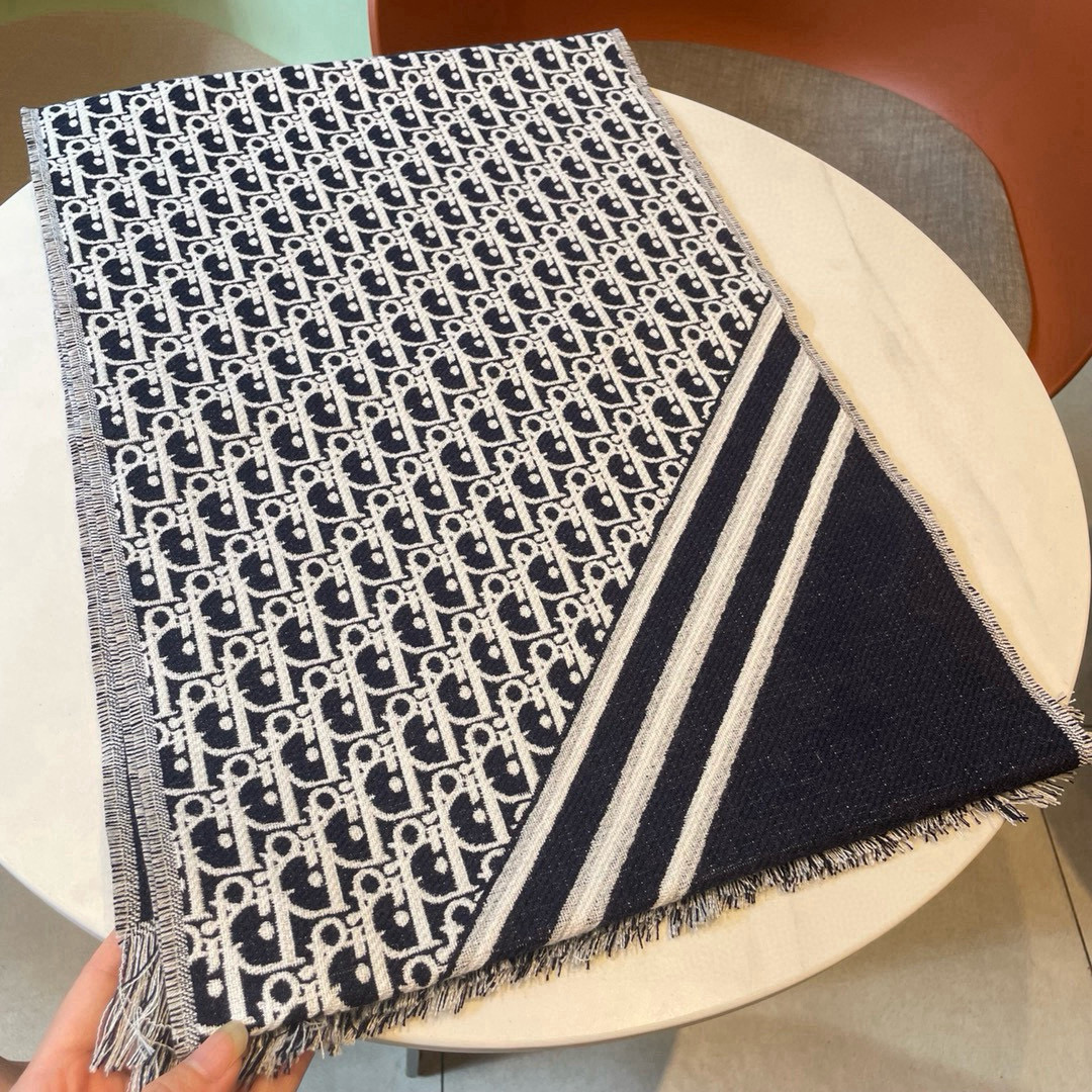 🆕Dior官网最新款双面围巾❗️男女士的福利 超温柔洋气的双面设计❗️感觉这个比以往的设计都更显年轻更显