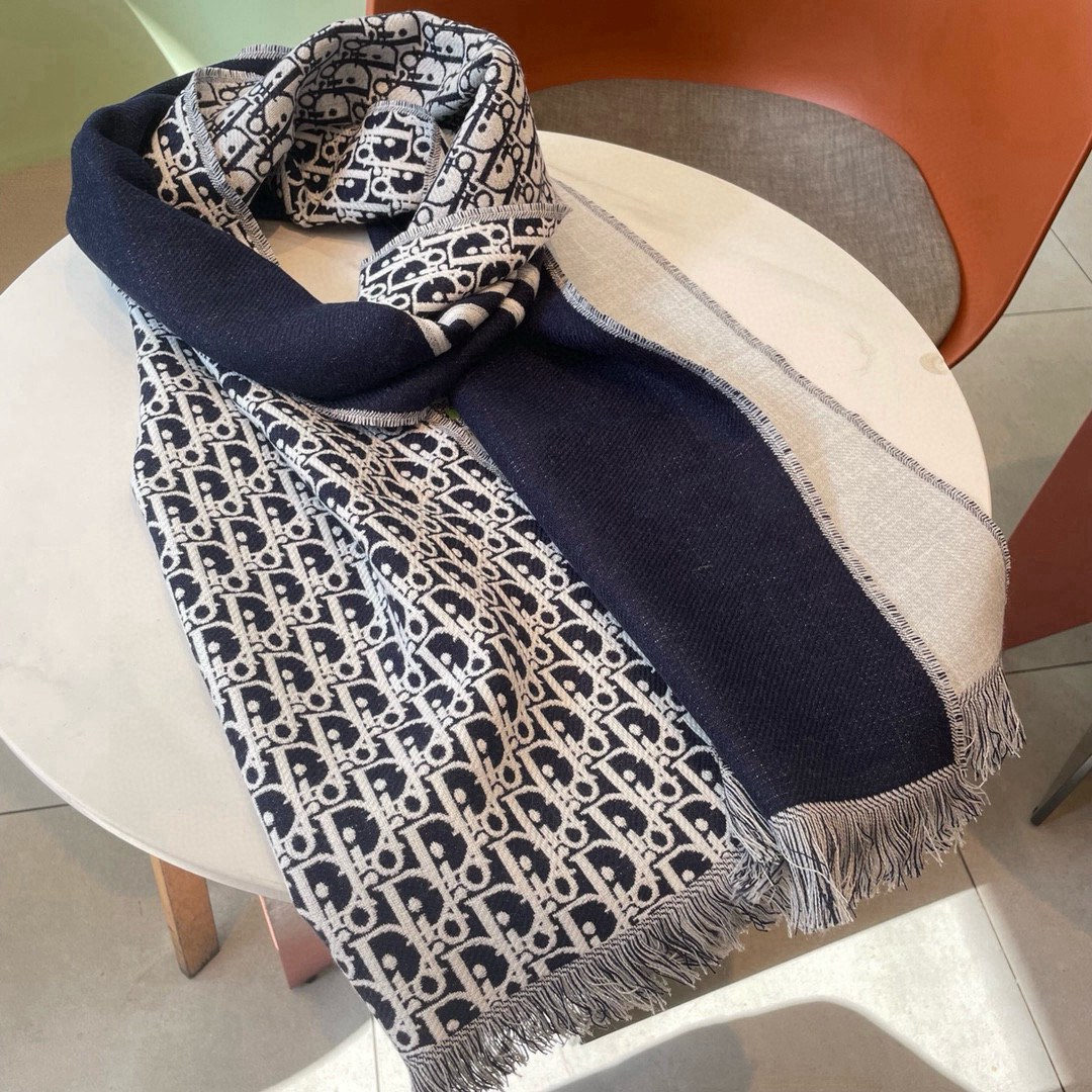 🆕Dior官网最新款双面围巾❗️男女士的福利 超温柔洋气的双面设计❗️感觉这个比以往的设计都更显年轻更显