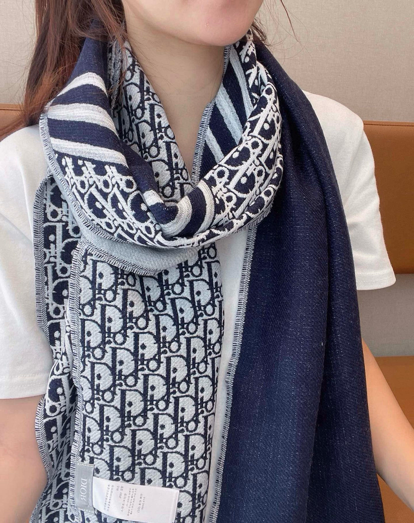 🆕Dior官网最新款双面围巾❗️男女士的福利 超温柔洋气的双面设计❗️感觉这个比以往的设计都更显年轻更显