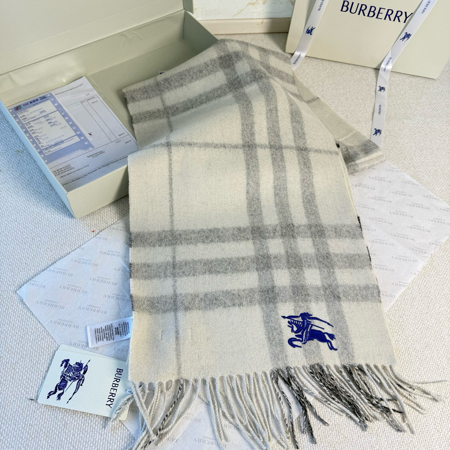 🆕‼️Burberry双面格纹金属线羊绒围巾，极品奢华，一面是经典羊绒格纹，一面是金银丝镶嵌的纯色，搭配